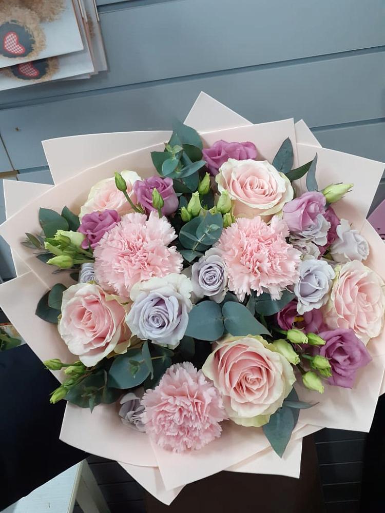 Букет цветов из: Розы, Гвоздики и Лизиантусы в Донское Калининградской области